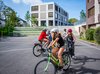 Un groupe d’élèves suit un parcours vélo