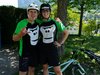 Deux garçons vêtus du même t-shirt terminent la pumptrack