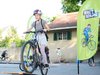 Un enfant suit un parcours cycliste Bike2school