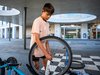 Un jeune garçon répare son vélo