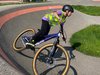 Un garçon à vélo prend un virage sur une pumptrack