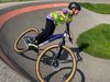 Un garçon à vélo prend un virage sur une pumptrack