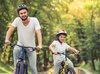 Un père et un enfant sont tous deux à vélo