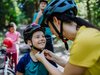 Une mère met un casque de vélo à son enfant