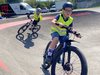 Deux enfants circulent sur une pumptrack