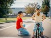Une monitrice donne des conseils à un élève pour circuler à vélo sur la route
