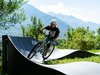 Une petite fille roule sur la pumptrack