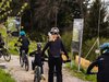 Des enfants font du VTT