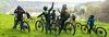 Un groupe d’enfants fait du VTT et se prépare à la descente
