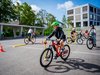 es enfants circulent sur un parcours vélo dans l’enceinte de l’école