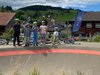 Un groupe d’enfants avec leurs vélos sur une pumptrack