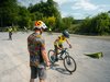 Des écoliers se déplacent à vélo