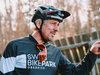 Un moniteur au Swiss Bike Park donne ses consignes