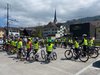 Une classe à vélo avec des gilets réfléchissants dans la cour de récréation
