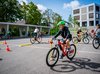 es enfants circulent sur un parcours vélo dans l’enceinte de l’école