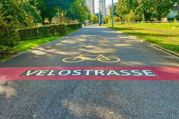 Marquage d’une piste cyclable sur une route